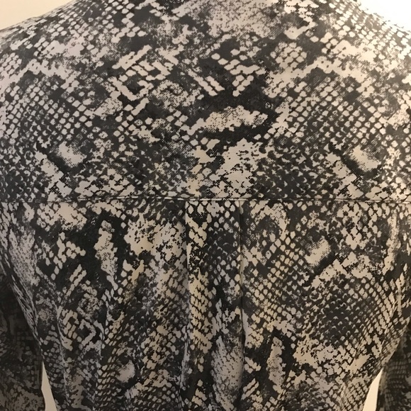 Motherhood Maternity snakeskin print blouse size S - Picture 4 of 5